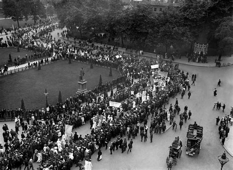  A Revolução de 1908: Uma Corrente de Mudança Impulsionada pela Vontade do Povo