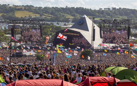  O Ataque a um Pastel de Frango no Festival de Glastonbury: Uma Análise das Implicações Sociológicas e Psicológicas da Fome ao Ar Livre