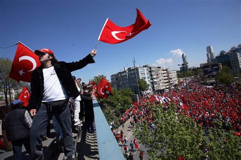 A Batalha de Gezi: Uma Explosão de Raiva Contra a Autoridade e um Teste para a Democracia Turca