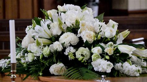 What Color Flowers for Male Funeral: A Discussion on Symbolism and Tradition